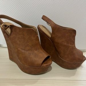 Brown Platforms size 7 Beautiful and very comfortable use normal
